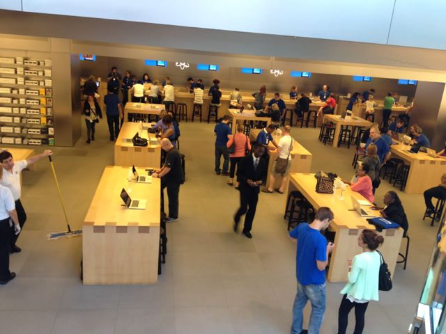 Apple's flagship 5th Avenue store, NYC Apple Store flagship