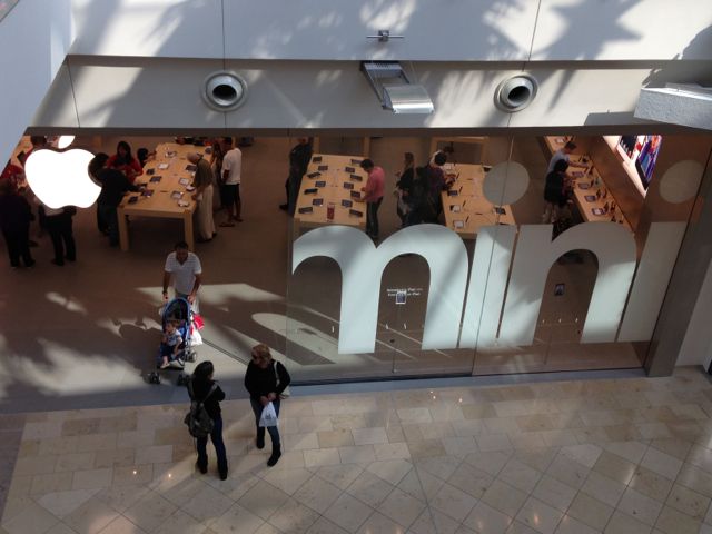 Apple consistently delivers world class customer service world class customer service