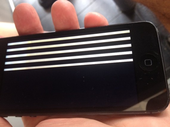 iPhone 5S display anomaly was fixed by the Apple's Genius Bar