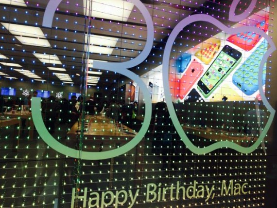 Apple Store happy 30th birthday Mac display