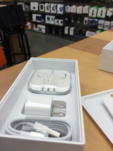 Apple iPhone 6 box contents