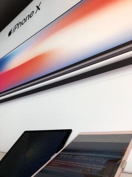 ATT Store iPhone display